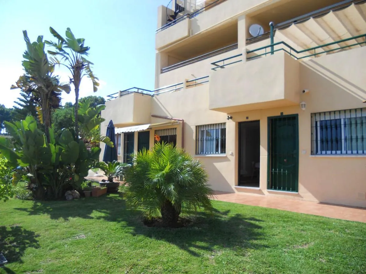Marbella Beachside Retreat: 2-Bedroom Apartment with Pool and Wi-Fi