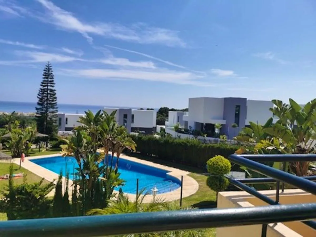 Marbella Beachside Retreat: 2-Bedroom Apartment with Pool and Wi-Fi