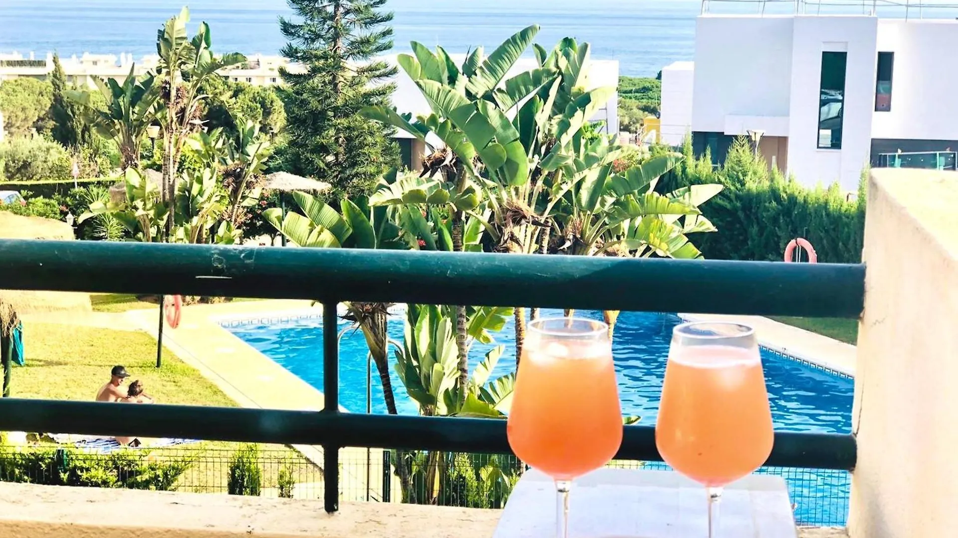 Marbella Beachside Retreat: 2-Bedroom Apartment with Pool and Wi-Fi 0*,