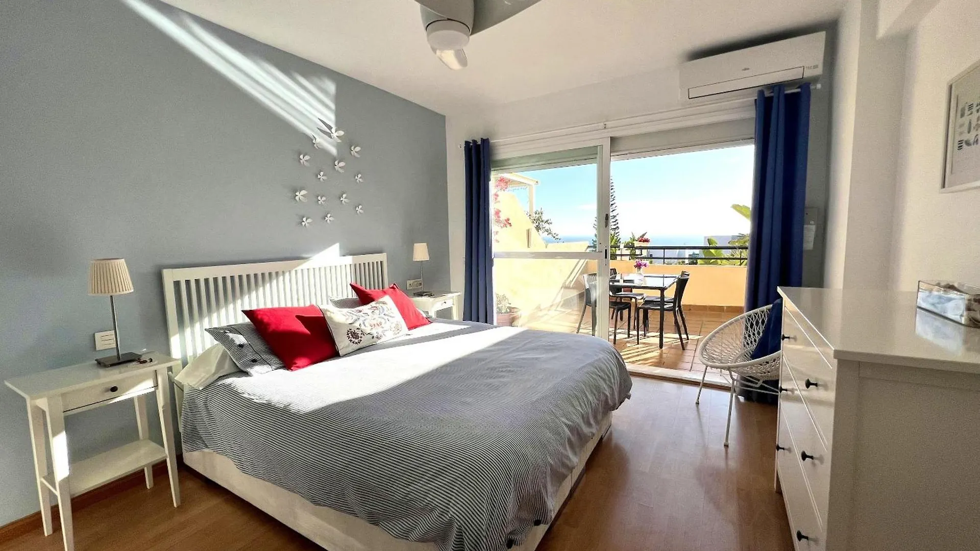 Marbella Beachside Retreat: 2-Bedroom Apartment with Pool and Wi-Fi